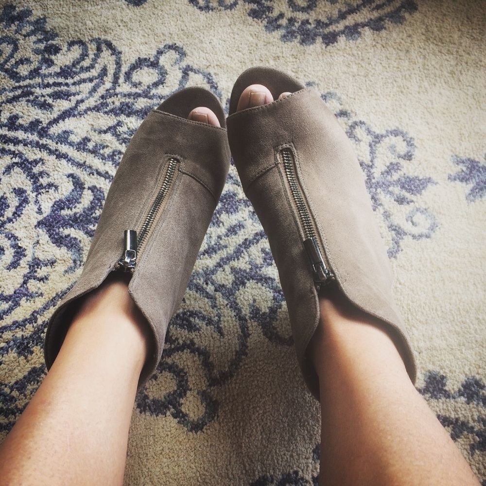 Coconuts tan zipped sling back open toe bootie 8.5